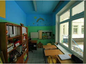 учебная комната в яркой цветовой гамме-голубой потолок с радугой и салатовые стены