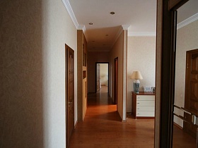 белый потолок длинного каридора из прихожей современной трехкомнатной квартиры в переезде (въезде) молодоженов