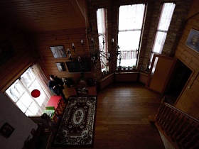 прекраснный вид на гостинную сверху в деревянной даче