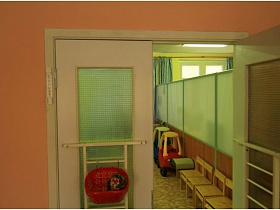 деревянные стульчики на входе в спальню в детском садике