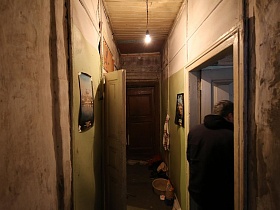из длинного коридора, освещенным обычной лампочкой ведут3 двери в другие комнаты дачи