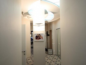 Интересный коридор в дизайнерской квартире