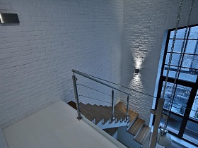 Белый лофт, стильная лестница в лофт