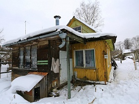 собачья будка у стены хоз постройки дачного дома эпохи СССР