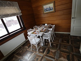 цветной линолеум с геометрическим рисунком на полу уютной кухни съемного коттеджа