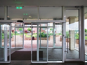 раздвижные стеклянные двери в престижный подъезд современного элитного многоэтажного дома
