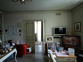 рабочая обстановка светлой гостиной девчачьей дизайнерской квартиры с видом на Москву реку