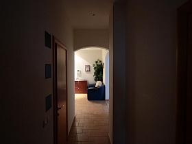 длинный коридор современной квартиры в Куркино