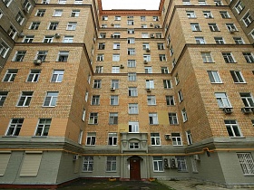 общий вид кирпичного высотного жилого дома сталинской эпохи