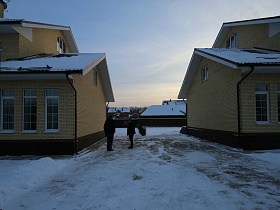 кирпичные двухэтажные дома нейтрального цвета под съем на загороженном участке в зимнее время