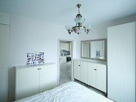 белая мебель светлой спальной комнаты стильной современной квартиры на Юге Москвы