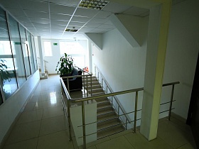 вид со второго этажа на лестницу в офисе