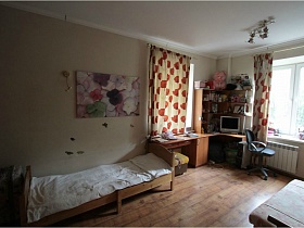 картина с цветами над деревянной кроватью в спальне трехкомнатной квартиры сталинского двора