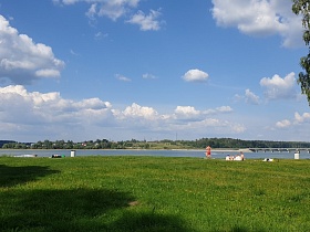 огромная зеленая поляна под открытым небом на живописном берегу водохранилища 3 в Московской области