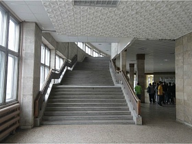 Широкая мраморная лестница в конструктивистском стиле