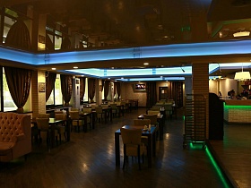 неоновое освещение по периметру подвесного потолка в просторном зале уютного ресторана на Юге Москвы