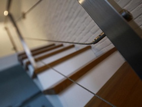 Лофт лестница в светлой лоф квартире, серые перилла, деревянные ступени, белая лестница