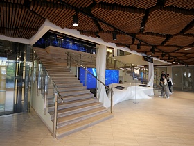 Широкая лестница в Бизнес центре в стиле хай тек