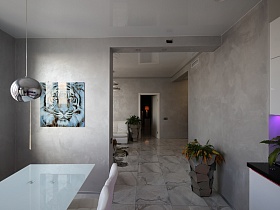 большая фотография тигра под стеклом на стене кухни, смежной с гостиной квартиры в лаконичном сером хай-тек исполнении