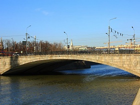 однопролетный арочный железобетонный автомобильный Малый Каменный мост с чугунными перилами через Москву-реку для съемок кино