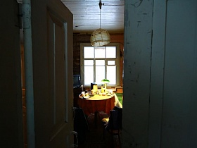 старый абажур над круглым столом посредине комнаты обычной классической дачи