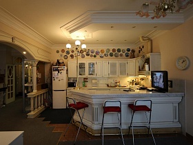 белая красивая современная кухня с резным потолком в сталинке