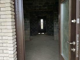 входные двери на трех замках со стеклянной вставкой в недостроенном коттеджном доме