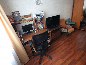 укомплектованный компьютерный стол и стул в юношеской комнате  трешки стандартного дома