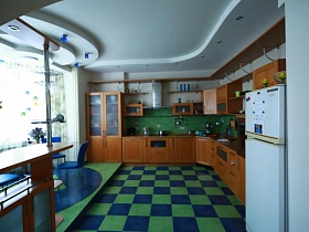 оригинальный сине зеленый шахматный пол на кухне