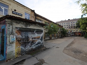 Лофт двор с граффити, трущобы