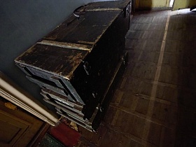 старый промышленный ящик у серой стены в общежитии