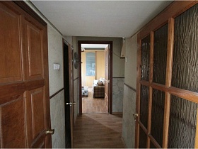 светлый коридор с многочисленными дверьми комнат простой сталинки 90 годов для съемок кино