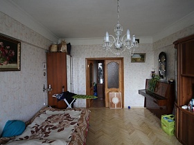 бра на стене у шкафа для одежды,гладильная доска, картина на стене у входной двери в гостиную сталинской квартиры