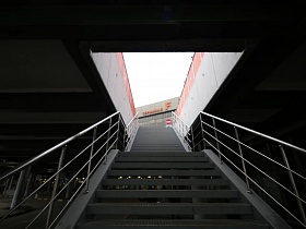 лестница, ведущая от парковки к терминалу Шереметьево-2