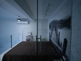 Вид из ванной в спальню, лофт спальня, стеклянная перегородка между ванной и лофт спальней