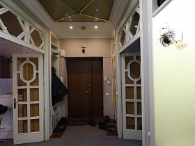 филенчатые двери с декорированными стеклянными вставками из прихожей