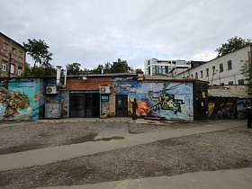 Граффити гараж, двор с гаражом