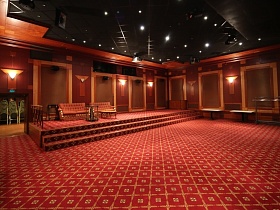 Красный зал Казино с экраном и сценой