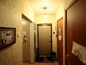 с холла идут три двери в разные комнаты