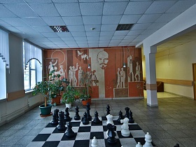 шахматная доска на полу холла школы