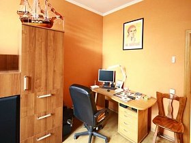 кресло и деревянный стул у компютерного стола в углу спальной комнаты добротной квартиры №16