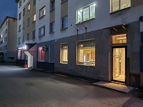 Красивые окан ресторана в пятиэтажке светятся ночью 20230909_211841.jpg