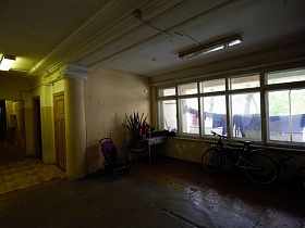 переход с холла в длинный коридор коммунального общежития