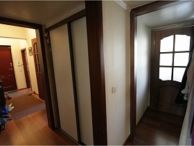 встроенный белый шкаф в коридоре трехкомнатной квартиры педагога