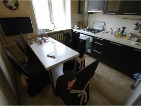 общий вид коричнево-белой кухни трехкомнатной квартиры педагога