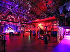 Зал крутого ночного клуба в Москве. Дискотека и танцпол в рок центре