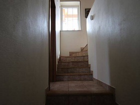 извилистая лестница ведет на второй этаж