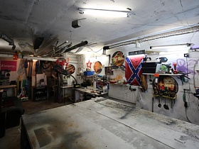 просторная мастерская в подвале дома без окон и дверей