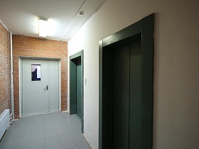 подъезд с евроремонтом, пол и стены в серо кремовых тонах, с двумя лифтами