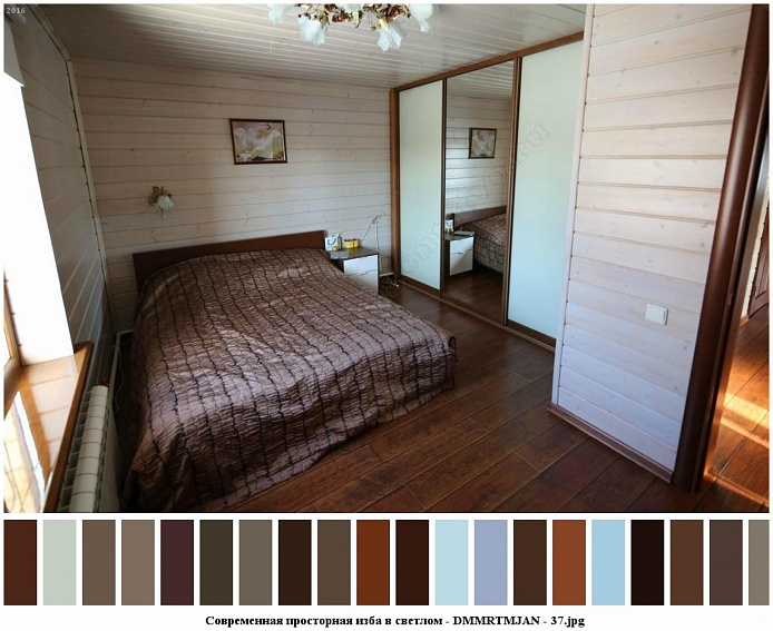 трехдверный шкаф-купе с белыми дверцами и зеркалом посередине, белая прикроватная тумбочка в светлой спальне просторного деревянного дома